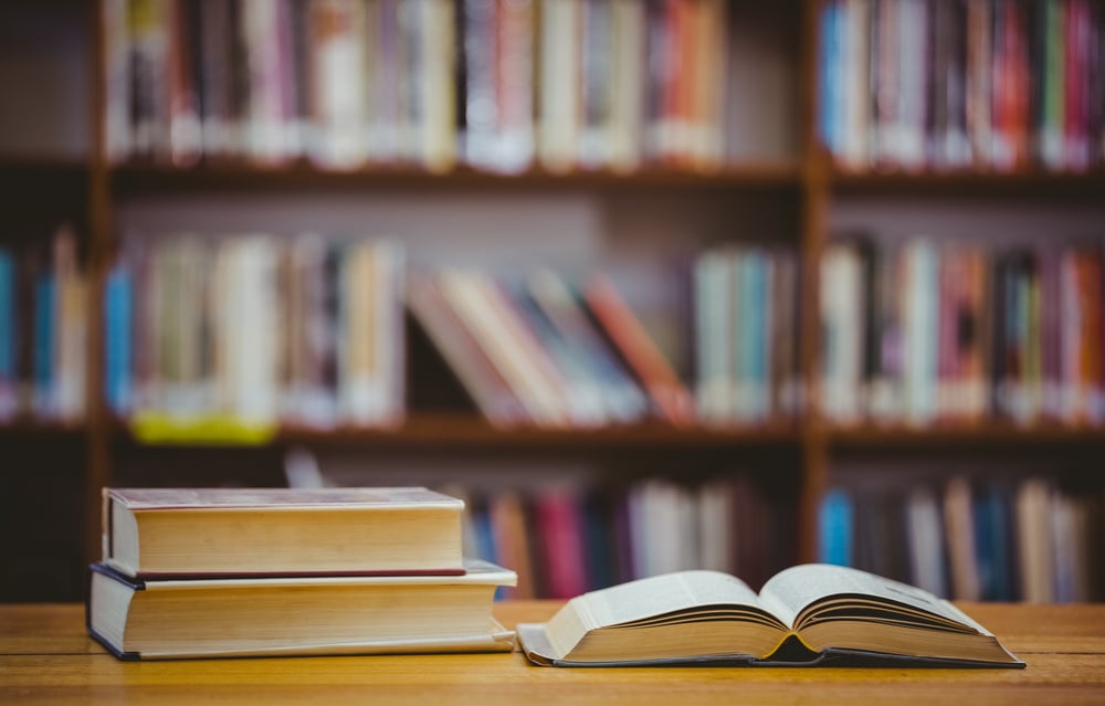 Libros en la biblioteca de la escuela primaria